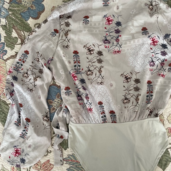 Cute Floral Bodysuit Blouse Long Wide Sleeve (NWT) - Picture 12 of 13